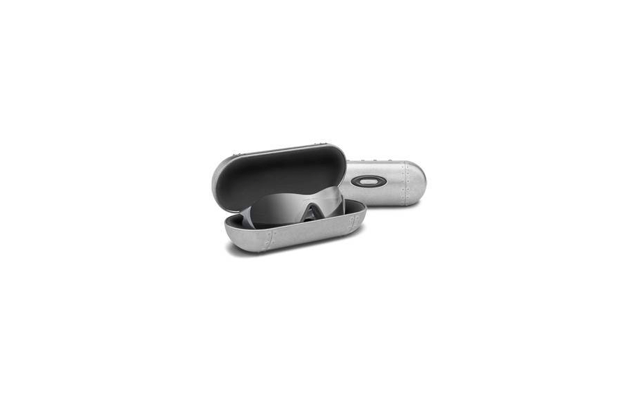 Oakley large on sale metal vault