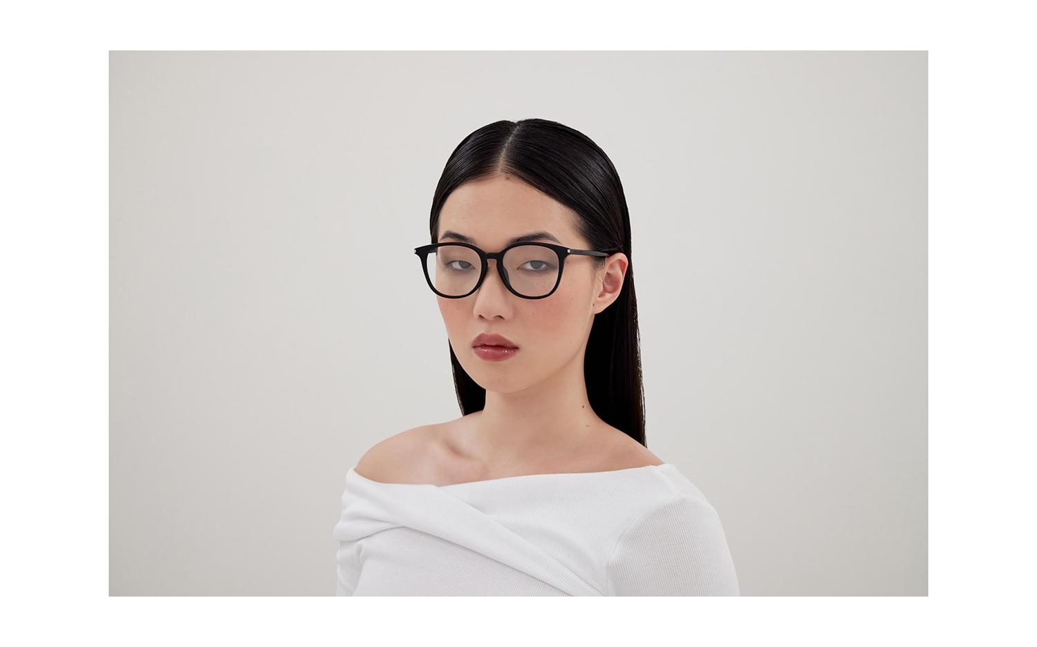 Gallery image for /media/thumbs/100x62.5/media/product_images/Saint-Laurent-Glasses-SL-724-F-001-modelfw100fh62.5.jpg